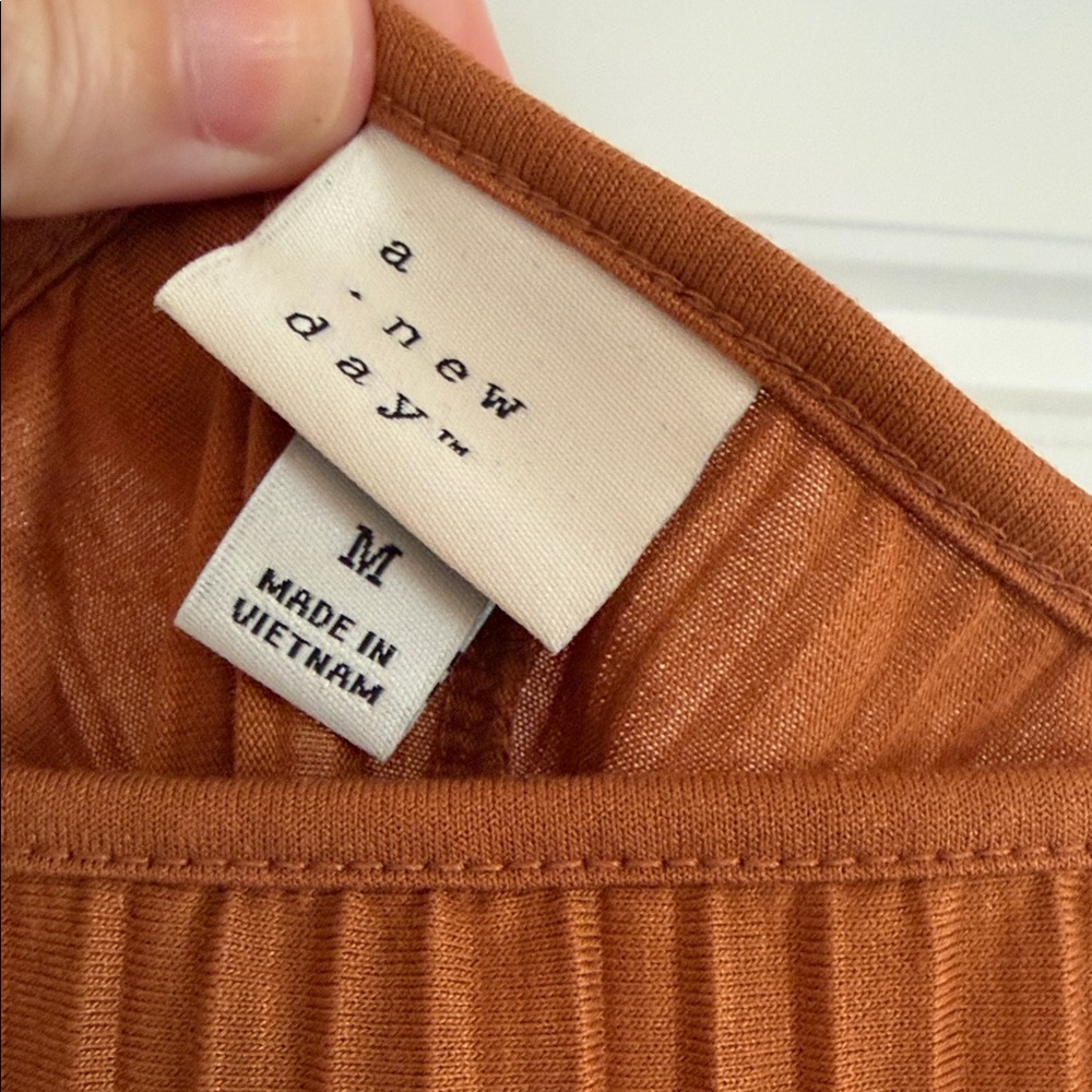 Elegant Brown Pleated Dress - Picture 4 of 6